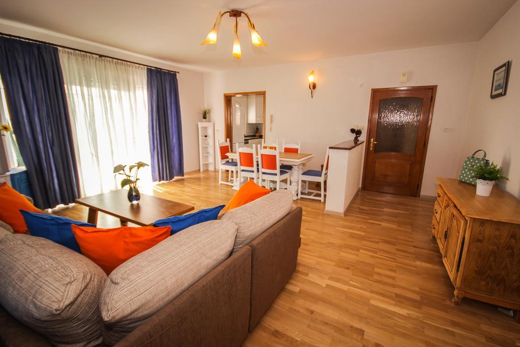 Apartmani Kristijan Jesenice  Eksteriør billede